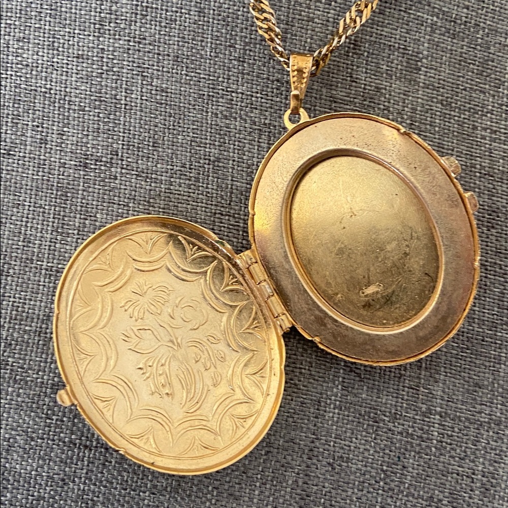 Vintage Gold Tone Pendant Locket & Chain Necklace - Picture 5 of 10